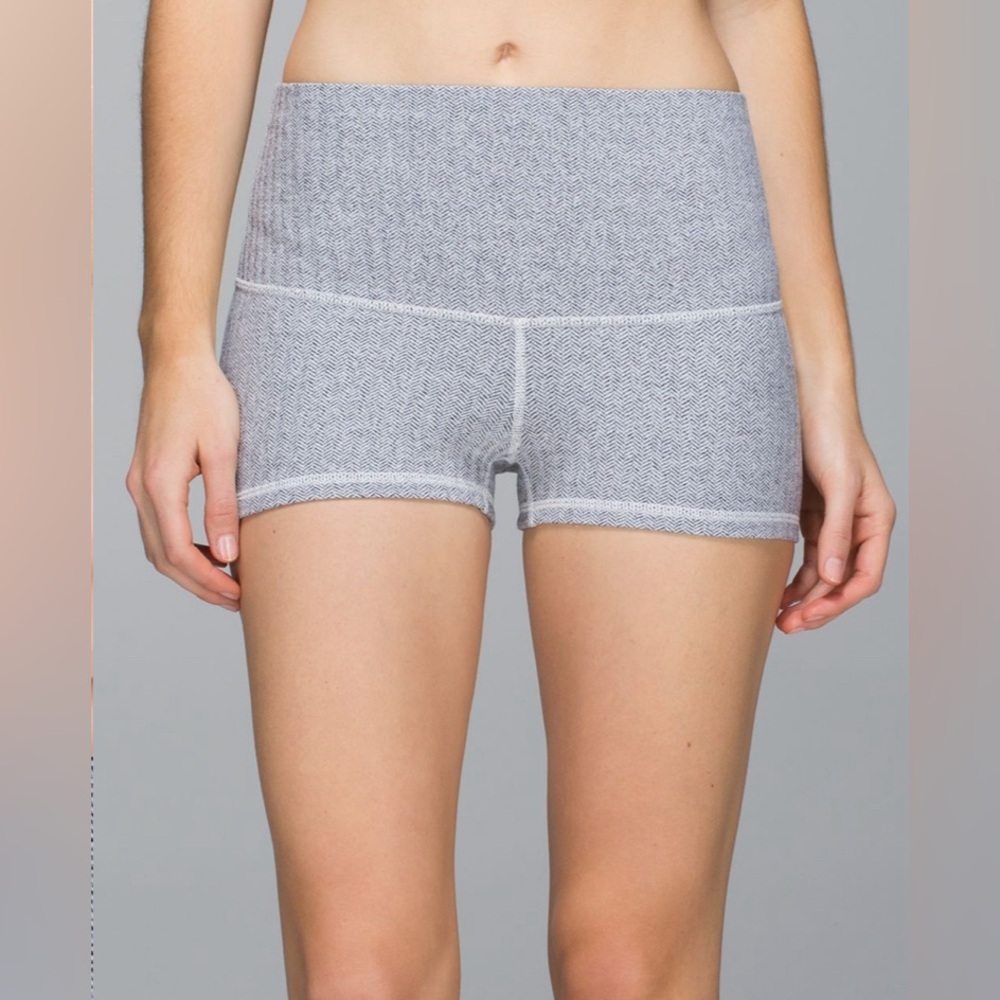 Lululemon Boogie Short (Roll Down) Luon
Herringbone Heathered Black White US 4